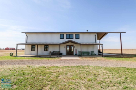 *Barndominium* on 10 Acres at Roundup! 25 Miles from Lubbock! - image 4