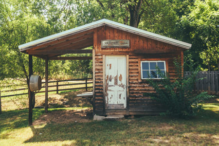 Home With Apartment Loft And Several Outbuildings - image 8