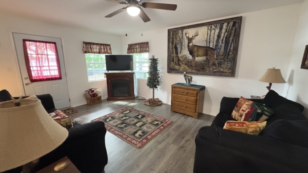 Completely Remodeled Lakefront Home in Lone Star Texas - image 12