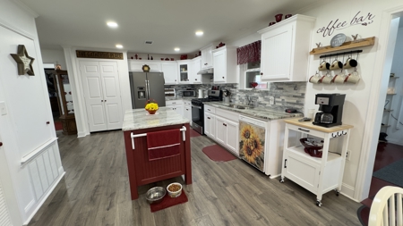 Completely Remodeled Lakefront Home in Lone Star Texas - image 39