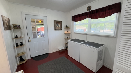 Completely Remodeled Lakefront Home in Lone Star Texas - image 37