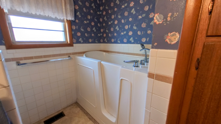 Large Three Bedroom Home For Sale!! - image 20