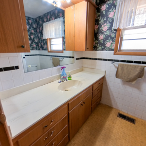 Large Three Bedroom Home For Sale!! - image 16