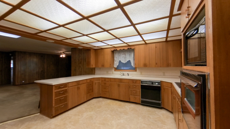 Large Three Bedroom Home For Sale!! - image 12