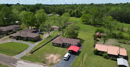 Charming Brick Home in East Texas town of Linden, TX - image 27