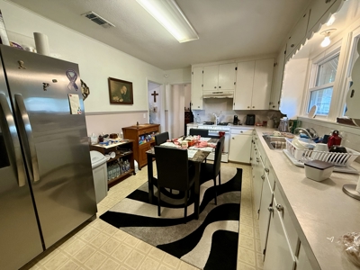 Charming Brick Home in East Texas - image 3