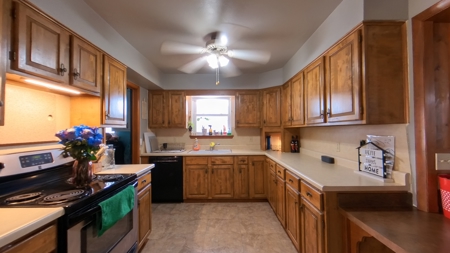 Three bedroom home for sale in Clinton, Ok! - image 13