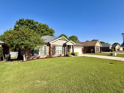 Hidden Lakes East Home w/ Porch, Deck & Lake Access - image 2