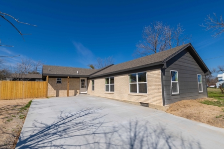 Fully remodeled 4/3 home offering 2,099 sq ft in Comanche Texas - image 22