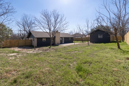Fully remodeled 4/3 home offering 2,099 sq ft in Comanche Texas - image 34