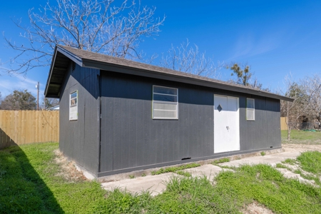 Fully remodeled 4/3 home offering 2,099 sq ft in Comanche Texas - image 31