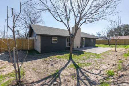 Fully remodeled 4/3 home offering 2,099 sq ft in Comanche Texas - image 27