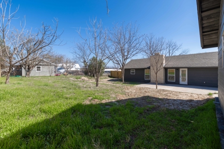 Fully remodeled 4/3 home offering 2,099 sq ft in Comanche Texas - image 33