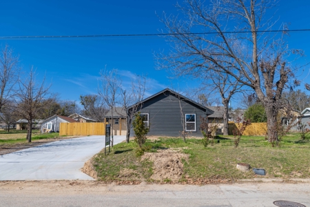 Fully remodeled 4/3 home offering 2,099 sq ft in Comanche Texas - image 26