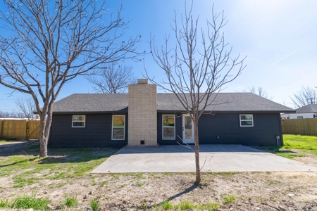 Fully remodeled 4/3 home offering 2,099 sq ft in Comanche Texas - image 28