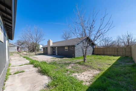Fully remodeled 4/3 home offering 2,099 sq ft in Comanche Texas - image 32