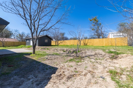 Fully remodeled 4/3 home offering 2,099 sq ft in Comanche Texas - image 35