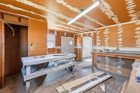 Fully remodeled 4/3 home offering 2,099 sq ft in Comanche Texas - image 39