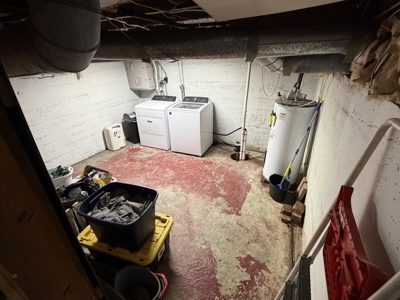 Newton Gem with 2 Garages, Patio Retreat and Prime Location - image 18