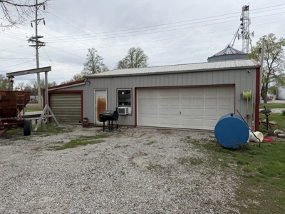 Newton Gem with 2 Garages, Patio Retreat and Prime Location - image 24