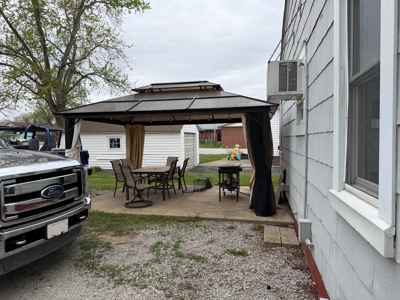 Newton Gem with 2 Garages, Patio Retreat and Prime Location - image 22