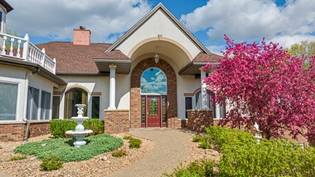 Extraordinary 35-Acre Executive Estate in La Crosse WI - image 2