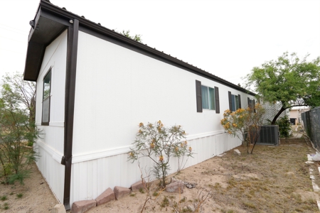 3-Bedroom 2-bathroom Home in town corner lot - image 2