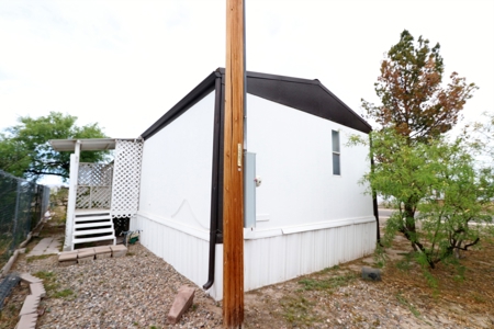 3-Bedroom 2-bathroom Home in town corner lot - image 3