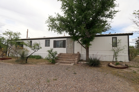 3-Bedroom 2-bathroom Home in town corner lot - image 1