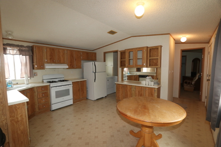 3-Bedroom 2-bathroom Home in town corner lot - image 7