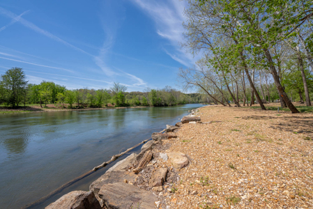 Gorgeous Riverfront Home in the Arkansas Ozarks | Fulton County - image 39