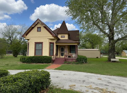 Historic 1906 Victorian Home in Rising Star TX on 0.81 Acres - image 2