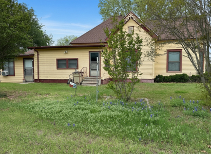 Historic 1906 Victorian Home in Rising Star TX on 0.81 Acres - image 4