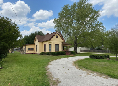 Historic 1906 Victorian Home in Rising Star TX on 0.81 Acres - image 3