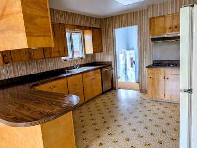 Brick Family Home W Gazeebo 4 Car Garage Corner Lot - image 7