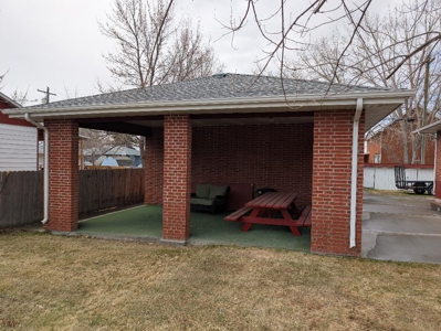 Brick Family Home W Gazeebo 4 Car Garage Corner Lot - image 2