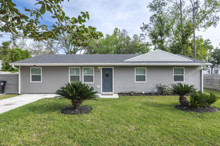 Home For Sale In The City Limits Of Live Oak Florida - image 1