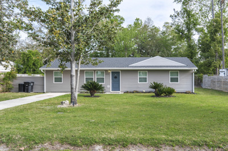 Home For Sale In The City Limits Of Live Oak Florida - image 2