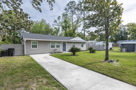 Home For Sale In The City Limits Of Live Oak Florida - image 6