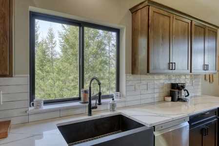 2022 Custom Lake Roosevelt Home with Views & Shop! - image 11