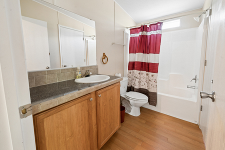 Spacious 4-Bedroom Country Home on 3 Acres for Sale in Lee, FL - image 5