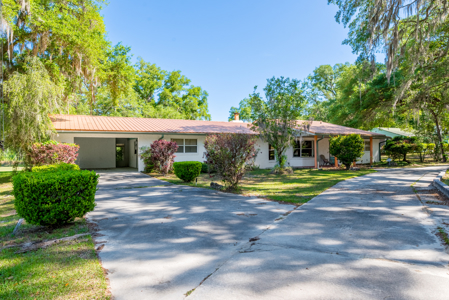 Unique 4-Bedroom Stucco Home on 2 Acres for Sale in Live Oak, FL - image 4