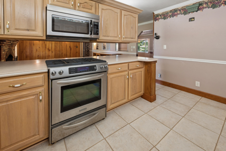 Unique 4-Bedroom Stucco Home on 2 Acres for Sale in Live Oak, FL - image 2