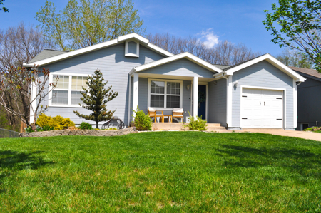 Charming Home for Sale in Platte City | Spacious Living - image 1