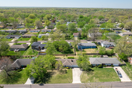 4 Bed 3 Bath in Country Club Addition! - image 5