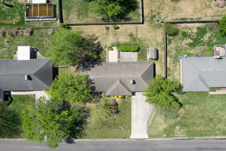 4 Bed 3 Bath in Country Club Addition! - image 7