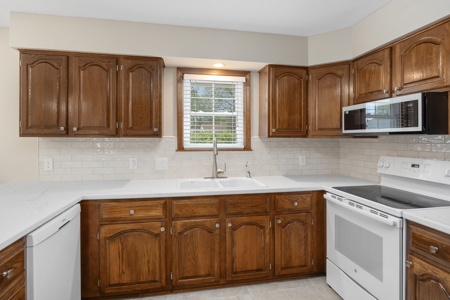 4 Bed 3 Bath in Country Club Addition! - image 12