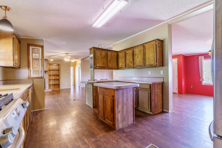 Foss Lake Property Double-Wide on 5 Acres & Shop - image 30