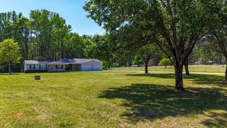 Kerr Lake Comfort: 2BR Home in the Plum Nutty Community - image 7