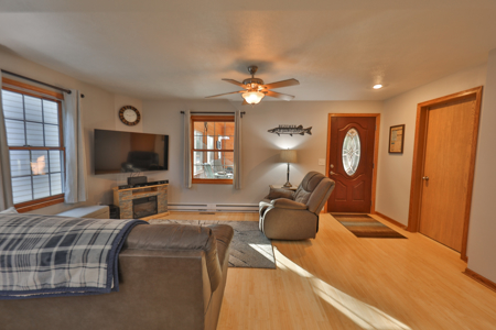 Modern Lake Retreat Minutes from Castle Rock Lake - image 9